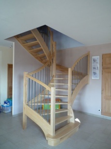 Fer rond sablé de 16 mm sur escalier en frêne.