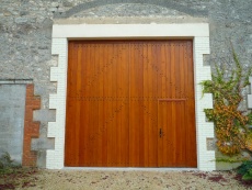 Porte cochére avec portillion et clous forgés