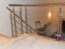 inox et verre feuilleté, angle